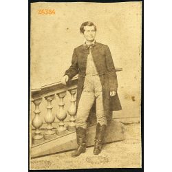  Mayer György fényképíró műterme, Pest, elegáns férfi csizmában, 'Hespel nagyapu',  1860, 1860-as évek, Eredeti CDV, vizitkártya fotó. 