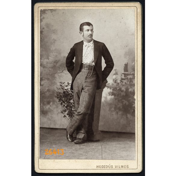 Hegedűs műterem, Szentes, elegáns férfi különös övvel, óralánccal, 1890-es évek, Eredeti CDV, vizitkártya fotó.   