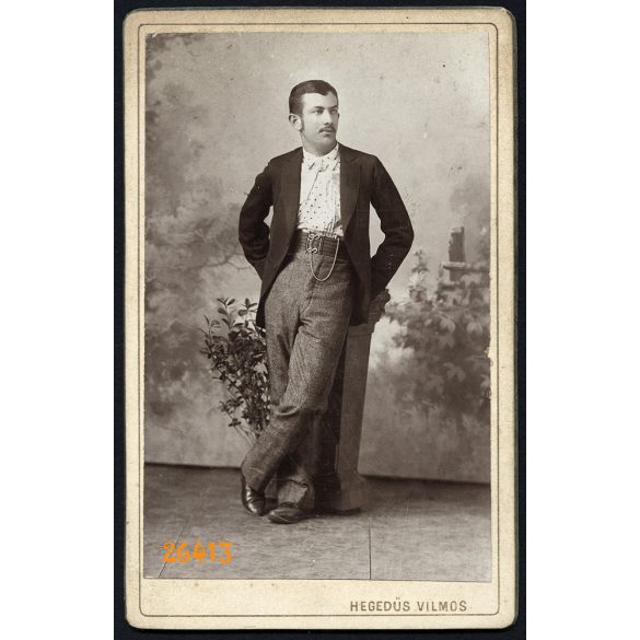 Hegedűs műterem, Szentes, elegáns férfi különös övvel, óralánccal, 1890-es évek, Eredeti CDV, vizitkártya fotó.   