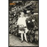 Aszód, kislány, 'Bányai Ninus' portréja a kertben, kosár, virág, 1915, 1910-es évek, Eredeti fotó, papírkép.  