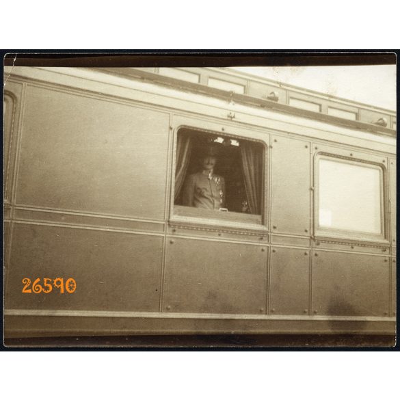 K.u.K. főtiszt (Károly trónörökös??) luxus vasúti kocsiban, érdemrendek, egyenruha, 1. világháború, 1910-es évek, Eredeti fotó, papírkép.  