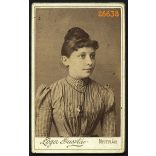 Lőger műterem, Nyitra, Felvidék, elegáns hölgy medállal portré, 1889, 1880-as évek, Eredeti CDV, vizitkártya fotó.  