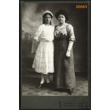 Opál műterem, Rákosliget, anya elsőáldozó lányával, festett háttér, portré, 1910-es évek, Eredeti kabinetfotó.  