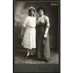   Opál műterem, Rákosliget, anya elsőáldozó lányával, festett háttér, portré, 1910-es évek, Eredeti kabinetfotó.  