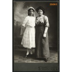   Opál műterem, Rákosliget, anya elsőáldozó lányával, festett háttér, portré, 1910-es évek, Eredeti kabinetfotó.  