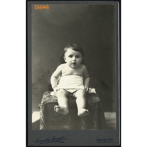 Szigethy Margit műterme, Kolozsvár, Erdély, kisfiú az asztalon, gyerek portré, 1900-as évek, Eredeti kabinetfotó.  