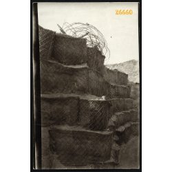   Magyar katonák által épített, dróthálóval megerősített lövészárok, 1. világháború, 1917, 1910-es évek, Eredeti fotó, papírkép. 