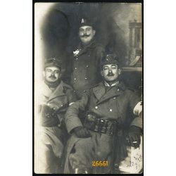   Magyar katonák egyenruhában, távcsővel, szemüveggel, vöröskeresztes karszalag, cigaretta, bajusz, 1. világháború, 1910-es évek, Eredeti fotó, papírkép.  