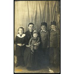   Fiúk katonai egyenruhában, különös családportré, 1. világháború, 1910-es évek, Eredeti fotó, papírkép.  