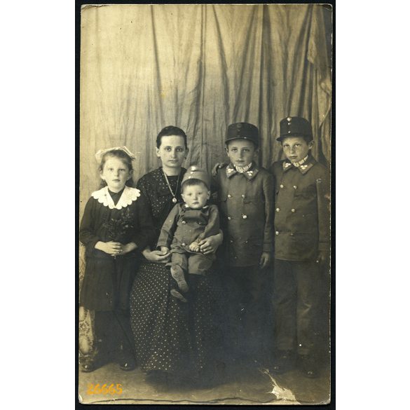 Fiúk katonai egyenruhában, különös családportré, 1. világháború, 1910-es évek, Eredeti fotó, papírkép.  