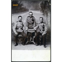   Magyar katonák külföldi (cseh?) műteremben, egyenruha, festett háttér, 1910, 1910-es évek, Eredeti fotó, papírkép.  