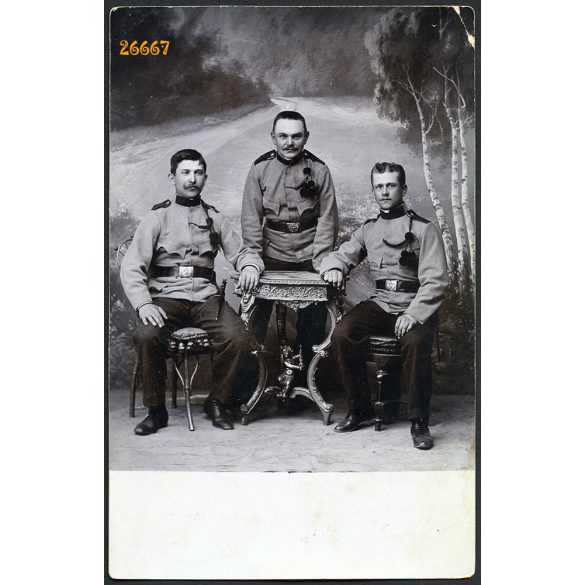 Magyar katonák külföldi (cseh?) műteremben, egyenruha, festett háttér, 1910, 1910-es évek, Eredeti fotó, papírkép.  