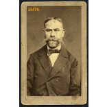 Halász Anna fényképírói műterme,   Budapest, Zimmermann Gyula, elegáns bajuszos férfi portréja, 1870-es évek. Eredeti CDV, vizitkártya fotó.  