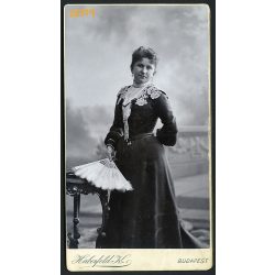   Haberfeld műterem, Budapest, Ronn (?) Zsófia portréja, elegáns hölgy legyezővel, 1890-es évek, Eredeti nagyméretű (!) kabinetfotó.  