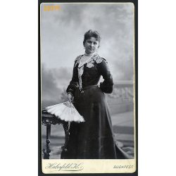   Haberfeld műterem, Budapest, Ronn (?) Zsófia portréja, elegáns hölgy legyezővel, 1890-es évek, Eredeti nagyméretű (!) kabinetfotó.  
