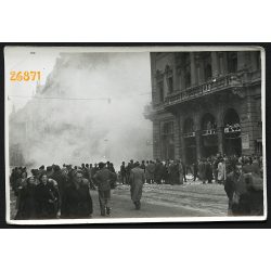   1956-os forradalom, Budapest, Kossuth Lajos utca, Szovjet Kultúra Háza, könyvek és iratok égetése, megsemmisítése, 1950-es évek,  Eredeti fotó, papírkép.  