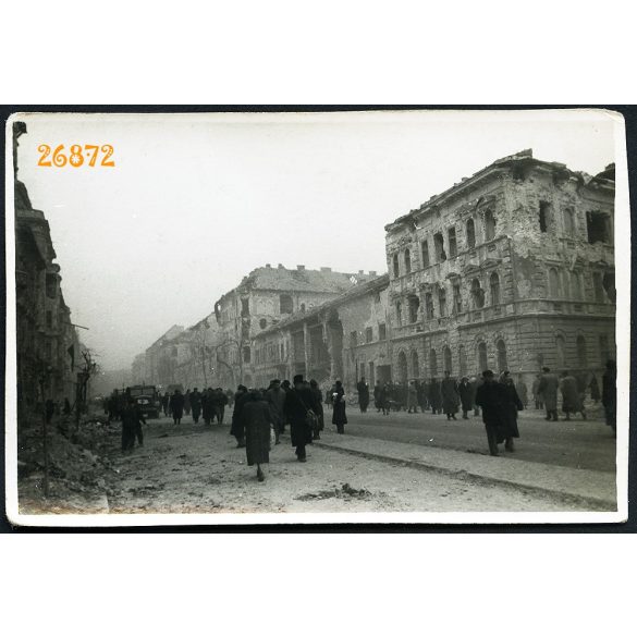 1956-os forradalom, Budapest, vöröskeresztes Csepel teherautó, utcarészlet, szétlőtt házak, 1950-es évek, Eredeti fotó, papírkép.  