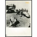 'Román bombázók készülődnek', Junkers Ju-88A-4 repülőgép, LWC 500 bombatargonca, két AB 250  bombakonténerrel. katona, repülős, egyenruha, 2. világháború, 1940-es évek, Eredeti fotó, papírkép. 