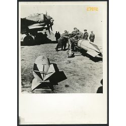   'Román bombázók készülődnek', Junkers Ju-88A-4 repülőgép, LWC 500 bombatargonca, két AB 250  bombakonténerrel. katona, repülős, egyenruha, 2. világháború, 1940-es évek, Eredeti fotó, papírkép. 