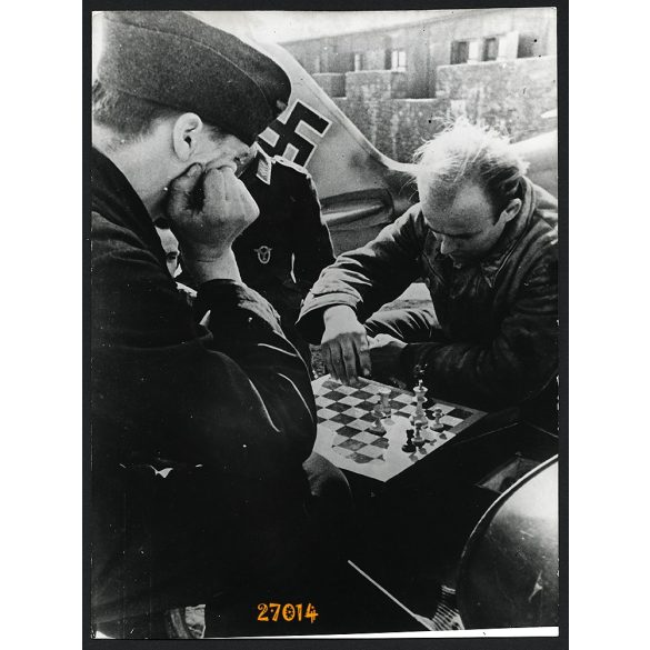 'Két bevetés között egy parti sakk', német repülősök, katona, 2. világháború, 1940-es évek, Eredeti nagyobb méretű fotó, papírkép.   