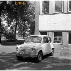   Öreg autó Yugo-Zastava 750 (a jugoszláv Fiat 500), gépkocsi, jármű, közlekedés, 1970-es évek, Eredeti fotó negatív, sarka hiányos!      