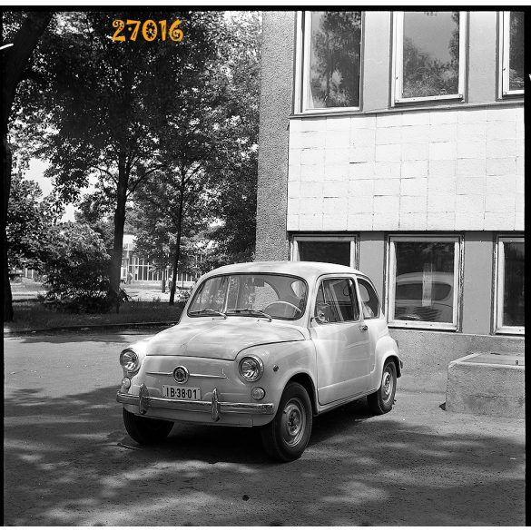 Öreg autó Yugo-Zastava 750 (a jugoszláv Fiat 500), gépkocsi, jármű, közlekedés, 1970-es évek, Eredeti fotó negatív, sarka hiányos!      