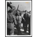 'A sikeres portyázóútról hazatérő vadászpilóta jelentése után a századparancsnok gratulál a győzelemhez', német katona, repülő, 2. világháború, 1940, 1940-es évek, Eredeti nagyobb méretű pecséttel ell
