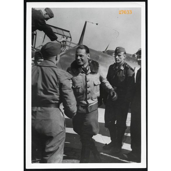 'A sikeres portyázóútról hazatérő vadászpilóta jelentése után a századparancsnok gratulál a győzelemhez', német katona, repülő, 2. világháború, 1940, 1940-es évek, Eredeti nagyobb méretű pecséttel ell