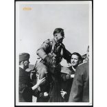 A győztes vadászpilótát bajtársai vállukra emelik , katona, repülő, 2. világháború, 1940, 1940-es évek, Eredeti nagyobb méretű pecséttel ellátott OKW fotó, papírkép.   