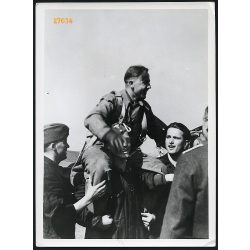   A győztes vadászpilótát bajtársai vállukra emelik , katona, repülő, 2. világháború, 1940, 1940-es évek, Eredeti nagyobb méretű pecséttel ellátott OKW fotó, papírkép.   