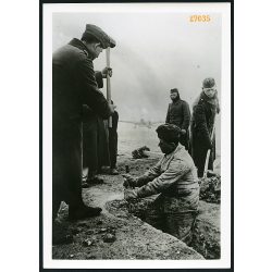   'Német műszaki építőcsapatok tábori repülőteret létesítenek Észak-Franciaországban. A háttérben egy Junkers 88. bombázó.', 2. világháború, német, katona, repülő, 1941, 1940-es évek, Eredeti nagyobb mé