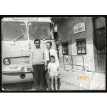 Ikarus 55 autóbusz a hatósági húsboltnál, busz, jármű, közlekedés, 1960-as évek, Eredeti fotó, papírkép törésnyomokkal.  