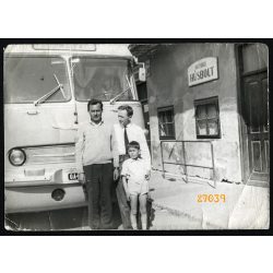   Ikarus 55 autóbusz a hatósági húsboltnál, busz, jármű, közlekedés, 1960-as évek, Eredeti fotó, papírkép törésnyomokkal.  