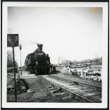 MÁV 375-ös gőzmozdony személyvonatot húz sorompós átkelőnél, jármű, közlekedés, vasút, 1960-as évek, Eredeti fotó, papírkép.   