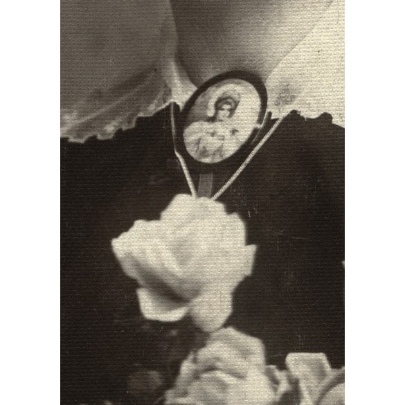 Stojkovits és Békés műterem, Arad, Erdély, elegáns hölgy gyönyörű medállal, virágokkal, 1910-es évek, Eredeti fotó, papírkép.   