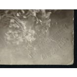 Varga és Társa Mezőtúr, elegáns fiatal hölgy virággal, masnival, nyaklánccal, portré, 1924, 1920-as évek, Eredeti fotó, papírkép.   