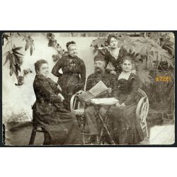   Szakállas férfi különös sapkában az Egyetértés című napilapot olvassa, elegáns hölgyek, sajtó, 1900-as évek, Eredeti fotó, papírkép.  