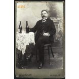 Bűdy műterem, Miskolc,  elegáns férfi hatalmas bajusszal, borosüvegekkel, szipkával, portré, 1900-as évek, Eredeti kabinet fotó. 