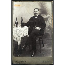   Bűdy műterem, Miskolc,  elegáns férfi hatalmas bajusszal, borosüvegekkel, szipkával, portré, 1900-as évek, Eredeti kabinet fotó. 