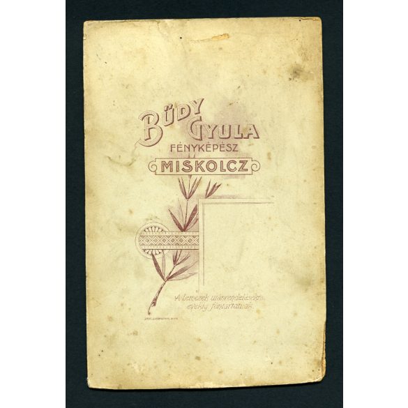 Bűdy műterem, Miskolc,  elegáns férfi hatalmas bajusszal, borosüvegekkel, szipkával, portré, 1900-as évek, Eredeti kabinet fotó. 