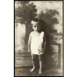 Berger Margit műterme, Szarvas, kislány pendelyben, különös festett háttérrel, 1930-as évek, Eredeti fotó, papírkép.   