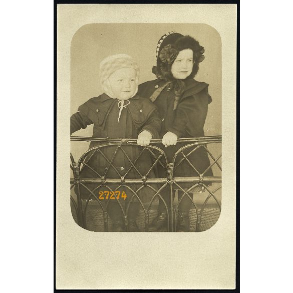 Széll Izabella és Attila, Igló, Felvidék, elegáns testvérek sapkában, gyerekportré, 1907, 1900-as évek, Eredeti fotó, papírkép.   