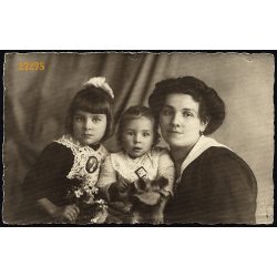   Velenczey és Sebes műterem, Budapest, anya kislányaival, medál, portré, család, 1910-es évek, Eredeti fotó, papírkép.  