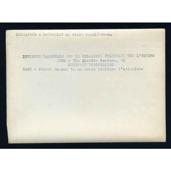 'Melgítik a motorokat az olasz repülőtéren', repülőgép, 2. világháború, katona,  1940-es évek, Eredeti nagyobb méretű sorszámmal ellátott LUCE fotó, papírkép.  
