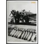 'A Keselyűk bombázóosztály egyik Savoia Marchetti S. 79. típusú hárommotoros nehéz bombázógépét üzemkésszé teszik az egyik olasz repülőtéren', katona, pilóta, repülőgép, 2. világháború, 1940-es évek, 