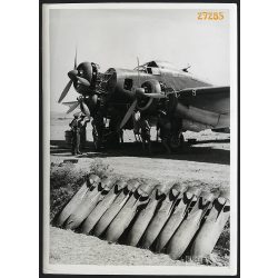   'A Keselyűk bombázóosztály egyik Savoia Marchetti S. 79. típusú hárommotoros nehéz bombázógépét üzemkésszé teszik az egyik olasz repülőtéren', katona, pilóta, repülőgép, 2. világháború, 1940-es évek, 