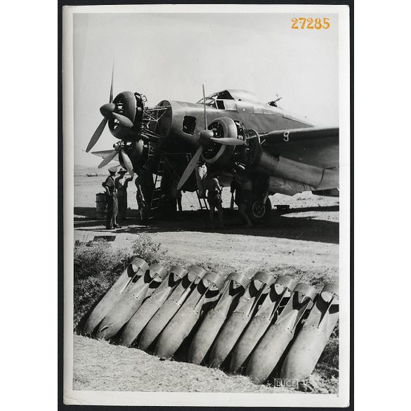 'A Keselyűk bombázóosztály egyik Savoia Marchetti S. 79. típusú hárommotoros nehéz bombázógépét üzemkésszé teszik az egyik olasz repülőtéren', katona, pilóta, repülőgép, 2. világháború, 1940-es évek, 