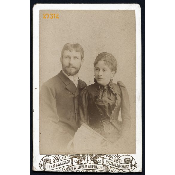 Auerlich műterem, Nagyszeben (Hermannstadt), Erdély, Pébal (?) Hugo és neje sz. Szábel Berta,  elegáns házaspár, legyező, 1891, 1890-es évek, Eredeti CDV, vizitkártya fotó, alja vágott..  