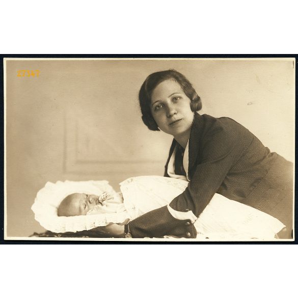Anya gyermekével, Arad, Erdély, pólya, modern háttér, 1933, 1930-as évek, Eredeti fotó, papírkép.   