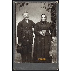   Krakovszky műterem, Bánhida, gazda házaspár ünneplőben, fotellal, kalap, biblia, portré, 1890-es évek, Eredeti kabinetfotó.   